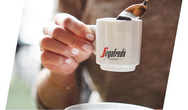 Tasse Segafredo dans la main